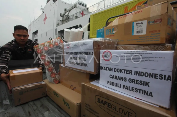  A member of the Indonesian Navy carries aid packages onto the Indonesian Ship (KRI) Dr Radjiman Wedyodiningrat-992 in Surabaya, East Java, Tuesday (28/11/2023). A report released by the Charities Aid Foundation places Indonesia at the top of the World Giving Index 2023. (ANTARA FOTO/Didik Suhartono/nym.)
